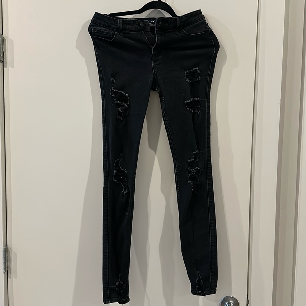 28 W x 32 L (7L) black destroyed Hollister jeggings